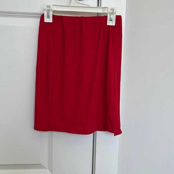 Red skirt - Picture 1 of 1